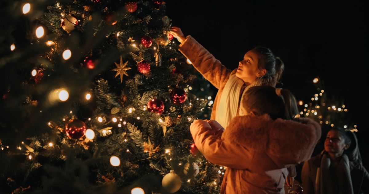 Weihnachten nach einer Scheidung: Wie Sie es für die Kinder leichter machen